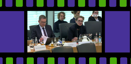Mehrere Personen sitzen im Digitalausschuss des Bundestags
