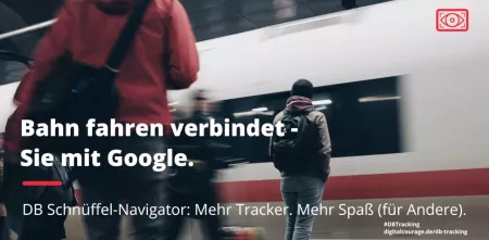 Ein einfahrender Zug und wartende Menschen, darüber Text: "Bahnfahren verbindet – Sie mit Google. DB Schnüffelnavigator: Mehr Tracker. Mehr Spaß (für Andere).