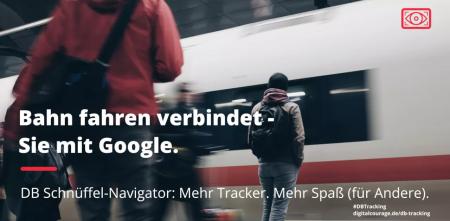 Ein einfahrender Zug und wartende Menschen, darüber Text: "Bahnfahren verbindet – Sie mit Google. DB Schnüffelnavigator: Mehr Tracker. Mehr Spaß (für Andere).