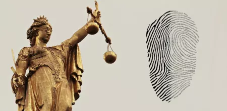 Justizia und ein Fingerabdruck.