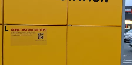 DHL Packstation ohne Display mit Aufkleber mit Aufschrift "Keine Lust auf die App?"