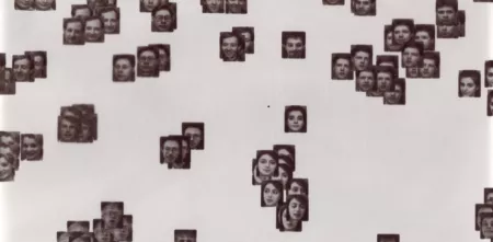 Ein Laptopogramm auf neutralem Hintergrund mit verstreuten, quadratischen Porträts, die alle einfarbig sind und nach Ähnlichkeit gruppiert wurden. Die Gruppen variieren in ihrer Größe und reichen von einzelnen Gesichtern bis hin zu sich überschneidenden Ansammlungen von bis zu zwölf Personen. Die Gesichtsausdrücke aller abgebildeten Personen sind neutral, vertreten durch eine Mischung aus Alter und Geschlecht.