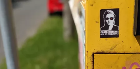 Ein „Zensursula“-Aufkleber auf einem Briefkasten.