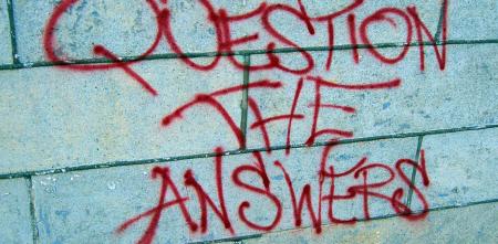 Beschmierte Wand mit dem Satz "Question the answers".