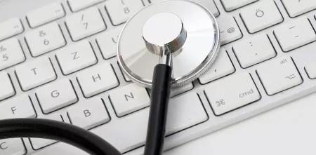 Stethoskop auf einer Computertastatur