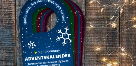 Mehrere Türhänger aus Pappe, die aufeinander liegen. Auf dem obersten steht: "Digitalcourage Adventskalender - Türchen für Türchen zu digitaler Selbstverteidigung" oben im Aufhängebereich steht "Nimm mich, lies mich, reich mich weiter!"