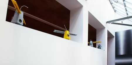 Wiwiwi Nang Nang Nangs (Kunstwerke) auf einer Balustrade im MARTa Herford.