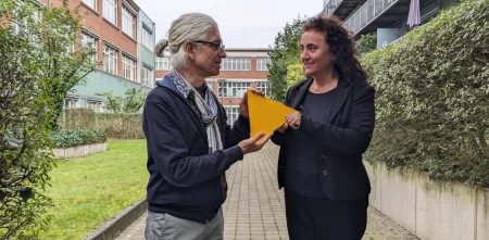 Detlev Sieber übergibt Naciye Demirbilek das gelbe Digitalcourage-Dreieck