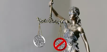 Statue mit einer Waagschale. In einer ein Fingerabdruck, in der anderen ein durchgestrichener Fingerabdruck.