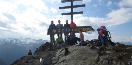 Die Ortsgruppe München beim Wandern auf einem Berggipfel.