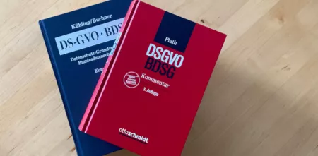 Zwei Bücher über die DSGVO.