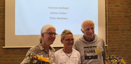 Detlev Sieber, Daniela Schlegel und Thilo Weichert mit Blumensträuße