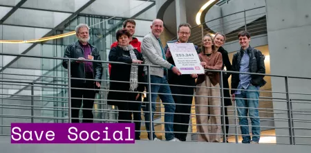 Die „Save Social“-Petition mit über 250.000 Unterschriten wurde am 25. März 2025 im Bundestag überreicht. Auf dem Foto v.l.n.r.: Joachim Winters (wechange eG), Rena Tangens (Digitalcourage e.V.), Felix Hoffmann (CAMPACT e.V.), Björn Staschen (Mitinitator Save Social), Mitarbeiter von Saskia Esken MdB, Mitarbeiterin von Saskia Esken MdB, Hanna Möllers (Deutscher Journalistenverband (DJV)), Felix Hlaty (Mastodon gGmbh)
