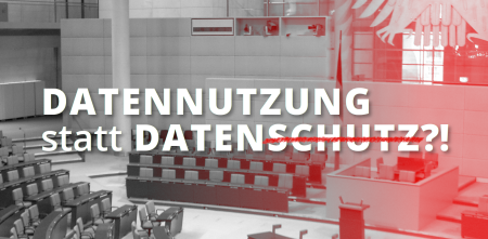 Collage: „Datennutzung statt Datenschutz (Schutz in rot durchgestrichen)?!“. Im Hintergrund ist der Plenarsaal des Bundestags zu sehen (schwarz/weiß-rot Farbverlauf).
