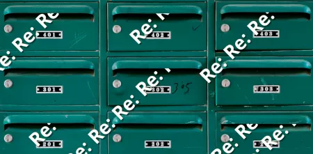 Analoge Briefkästen dicht beieinander. Aus den Schlitzen kommt wiederholt die Abkürzung „Re:“ (kurz für „reply“).