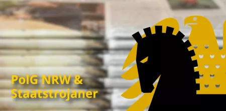Im Hintergrund vielel Zeitungen (unscharf). Darüber der text in gelb „PolG NRW & Staatstrojaner“. Rechts daneben eine Grafik bestehend aus einem Pferdekopf, der halb den Bundesadler verdeckt.