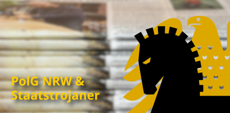 Im Hintergrund vielel Zeitungen (unscharf). Darüber der text in gelb „PolG NRW & Staatstrojaner“. Rechts daneben eine Grafik bestehend aus einem Pferdekopf, der halb den Bundesadler verdeckt.