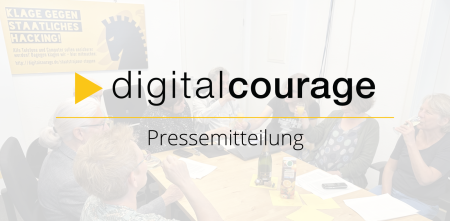 Logo Digitalcourage mit dem Zusatz „Pressemitteilung“. Blass im Hintergrund das anstoßende Digitalcourage-Team.