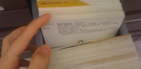 Ein Karteikastensystem in einer Bibliothek. Auf den Karten stehen Informationen über die Bücher.