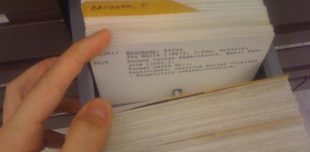 Ein Karteikastensystem in einer Bibliothek. Auf den Karten stehen Informationen über die Bücher.
