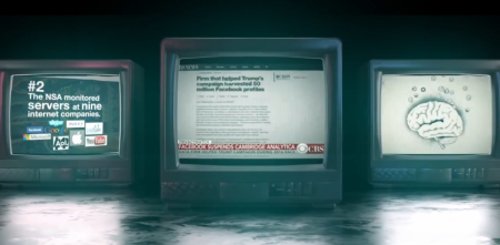 Drei Fernseher mit Ausschnitten zu Nachrichten (u.a. Big Tech und Cambridge Analytica).