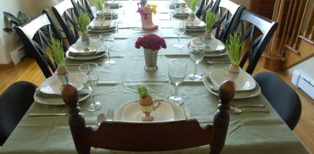 Ein festlich gedeckter Ostertisch.