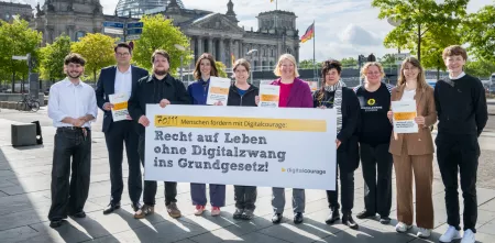 Bundestagsabgeordnte und Teammitglieder von Digitalcourage bei der Petitionsübergabe vor dem Bundestag.
