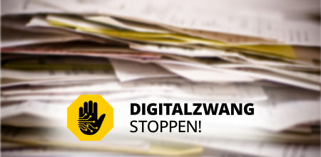 Logo "Digitalzwang stoppen" vor verschwommenen Hintergrund mit Papierstapel
