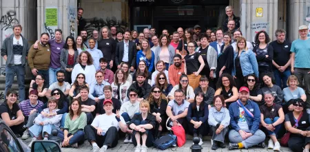 Gruppenfoto der Hauptversammlung von EDRi vor dem Veranstaltungsort