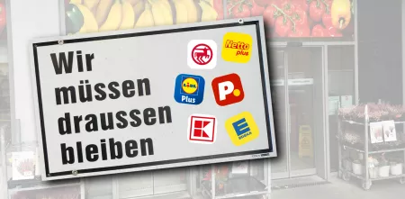 Ein Hinweisschild mit dem Text „Wir müssen draußen bleiben“, daneben die Logos diverser Supermarkt-Apps.