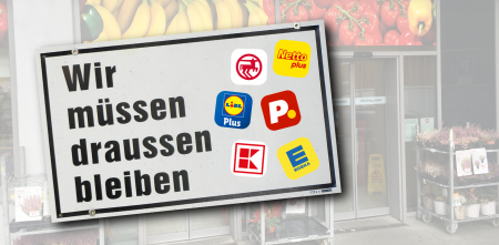 Ein Hinweisschild mit dem Text „Wir müssen draußen bleiben“, daneben die Logos diverser Supermarkt-Apps.