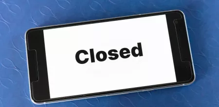 Ein Smartphone auf dem "Closed" steht.