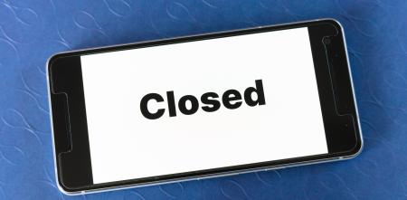 Ein Smartphone auf dem "Closed" steht.