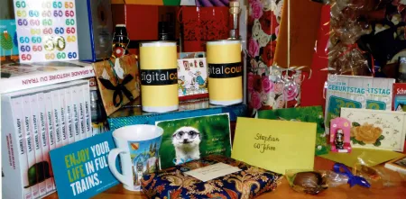 Ein Tisch prall gefüllt mit Geschenken und Grußkarten.