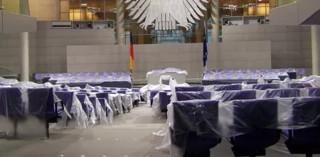 Plenarsaal des Deutschen Bundestages. Die Stühle sind in Plastikfolie verpackt.