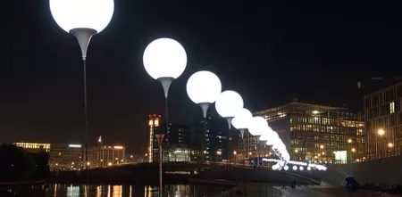 Laternen an einem Ufer, die die ehemalige Mauergrenze symbolisieren.