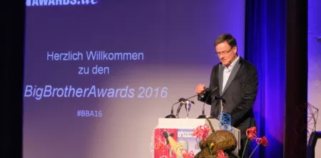 Moderator am Redner.innenpult der BBAs 2016.