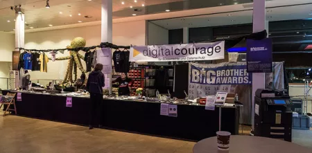 Informations- und Verkaufsstand beim 32C3 in Hamburg.