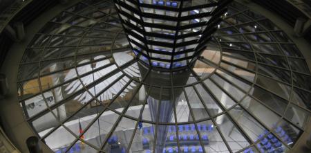 Plenarsaal des Deutschen Bundestages durch die Besucherkuppel fotografiert (Vogelperspektive).