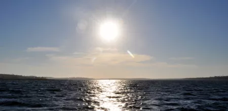 Mittagssonne über dem Meer.