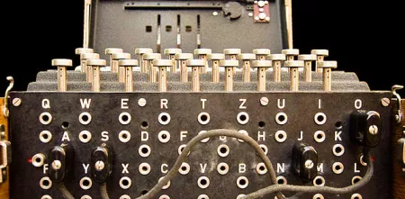 Steckerbrett einer Enigma-Chiffrier-Maschine.