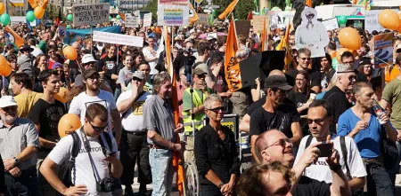 Sehr viele Aktivist.innen mit diversen Demo-Schildern.