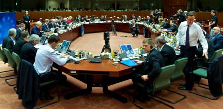 Plenartagung des Europäischen Rates am ersten Tag des zweitägigen Gipfels. Viele Menschen mit Laptops an einem großen Tisch.