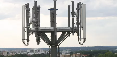 Nahaufnahme einer Mobilfunkantennenanlage.