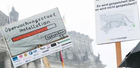 Demoschilder auf der Kundgebung gegen die VDS.