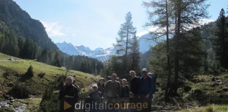 Die Münchener Ortsgruppe bei einer Wanderung in den Bergen. Sie halten ein Digitalcourage-Banner in den Händen.