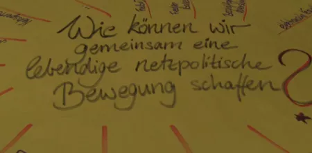 Handschriftlich: „Wie können wir gemeinsam eine lebendige netzpolitische Bewegung schaffen?“