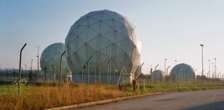 Radome (große kugelartige Gebilde) der Stadt Bad Aibling.