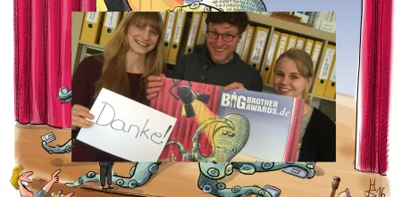 Drei Personen von Digitalcourage, die ein Plakat von den BigBrotherAwards und ein Schild mit „Danke“ in die Kamera halten.