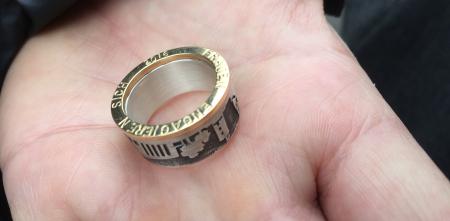 Ein Ring liegt in der Innenfläche einer Hand.